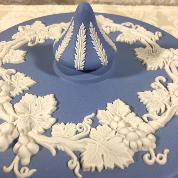 Vintage Wedgwood blue Jasperware Round Covered Dish - Picture 4 of 9